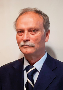 Elegáns öltöny és nyakkendő, amelyet egy férfi visel.
