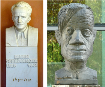 Erwin Schrödinger mellszobra, rajta a híres kvantummechanikai egyenlet, és egy másik szobor.