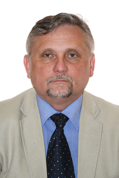 Férfi világos öltönyben, kék inggel és sötét nyakkendővel