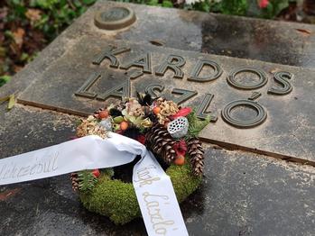 Kardos László sírköve, rajta egy koszorú, felirattal: Emlékezésül Kardos László
