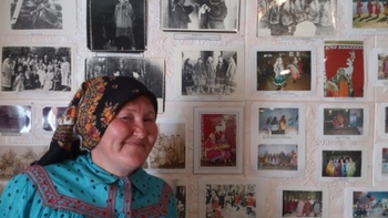 Kulturális fotók kiállítása egy falon Falra kiállított különböző történelmi és kulturális fotók, népviseletek és hagyományos események ábrázolásával.