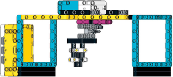 LEGO Technic szerkezet különböző színű elemekkel, fogaskerekekkel és tengelyekkel.