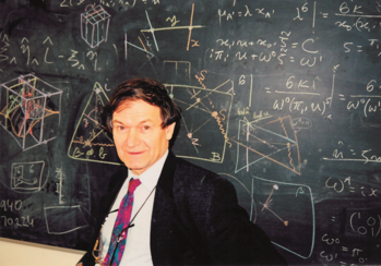 Táblára írt matematikai és geometriai ábrák, képletek láthatók, színes krétával.