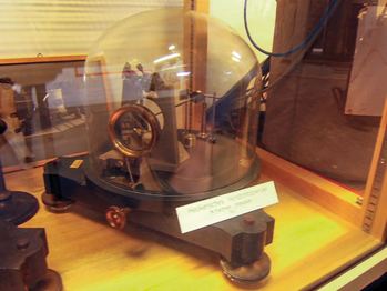 Régi tudományos műszer, mechanikus hőmérő üvegbúra alatt, feliratokkal: Heckersches Hohenthermometer, M. Fechner, Potsdam.