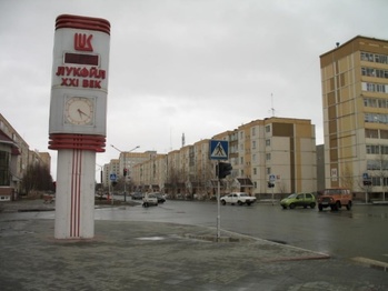 Városi utca, Lukoil reklámoszlop, lakóépületek, autók, gyalogos átkelőhely